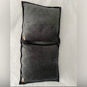 2 UGG pillows - Dark grey